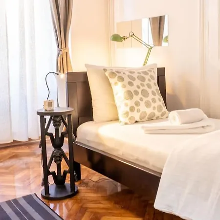 And Comfy 2bdr Near Parliament Apartment