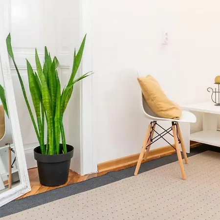 Apartment And Comfy 2bdr Near Parliament
